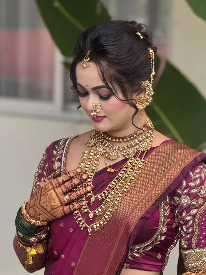 Another angle of the bride's look, showing how the drape flatters her posture. My focus is always on creating a clean, elegant, and comfortable Navari style for the bride.