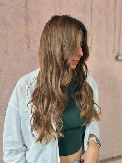 A soft, face-framing look with this mochaccino balayage. It’s a great way to brighten up your look without a drastic change. (No filter)