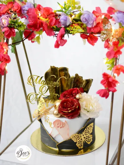 Here you can see the cake within its decorative floral stand, a unique presentation that adds a wow factor to your celebration.