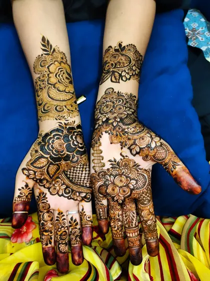 A clear shot of this intricate party henna, perfect for making a statement.
