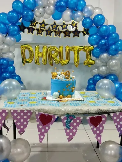 The party is ready to start! I love setting up beautiful decorations like this balloon arch to make the birthday child feel extra special.
