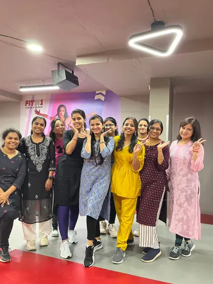 A fun group pose from the same festive class. I ensure the atmosphere is always light and joyful, perfect for a family-friendly event.