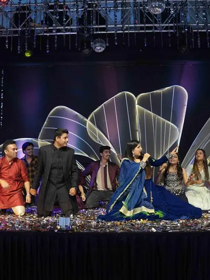 A beautiful moment with the entire family on stage, surrounded by confetti. It was a picture perfect ending to a performance.