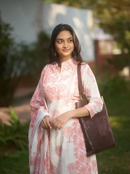 Another natural and approachable look for Avantra. The makeup is subtle, and the hair is left open and natural, fitting the comfortable style of the outfit.