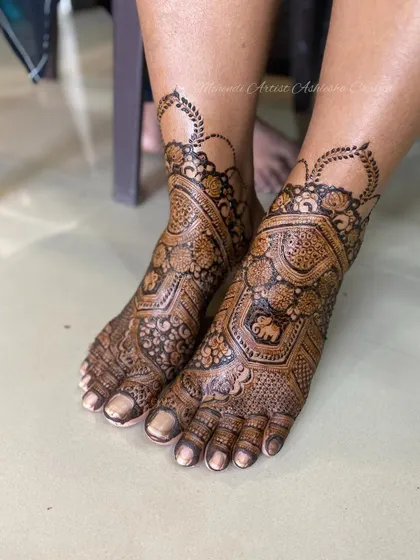 A full view of the beautiful bridal feet design. The patterns are dense and intricate, perfect for a bride who wants a classic look.
