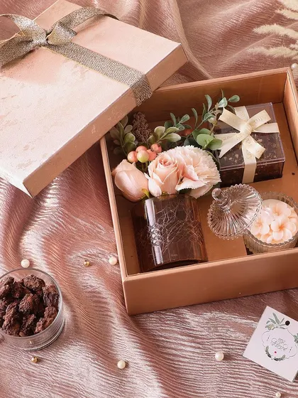 Our Simple Elegance Box is perfect for a refined Diwali gift. It contains a candle, our Nutty Bliss Chocolates, and a small flower vase with a beautiful arrangement.