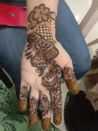 This bold Arabic-style design covers the back of the hand with large, shaded floral and paisley shapes. It's a striking look that is perfect for making an impression at a party.
