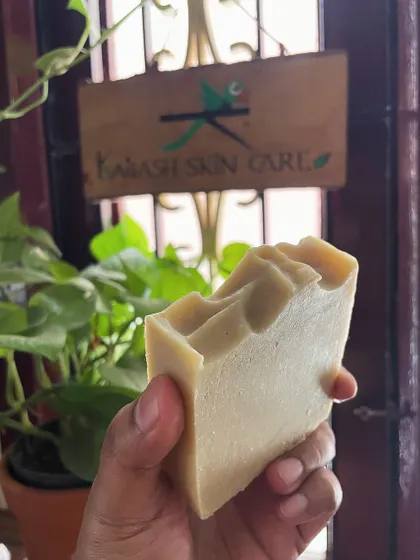 Here is the final cured bar of my Multani Mitti and Avocado Butter soap. It's firm, has a beautiful natural texture, and is incredibly gentle on the skin. I created this custom blend for a customer who wanted to combat dryness and maintain a clear complexion.