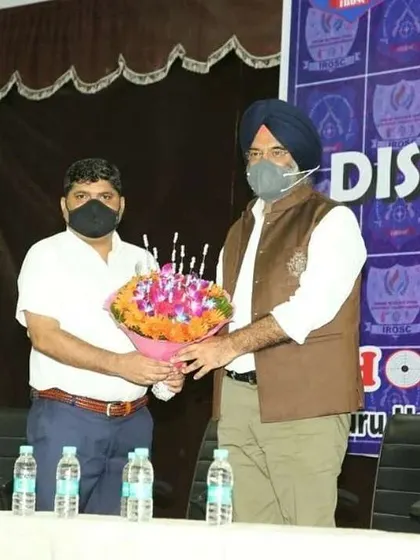 Welcoming the esteemed chief guest with a floral bouquet at the start of the prize distribution ceremony for the IROSC 2021.