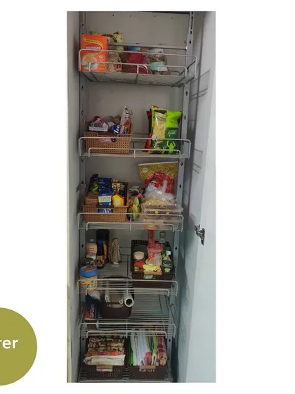 After just 15 minutes, we used baskets to categorize items like spices, snacks, and grains. This simple change makes the pantry much more organized and easy to use.