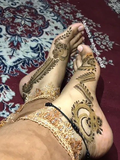 A simple and stylish design for the feet, perfect for any occasion.