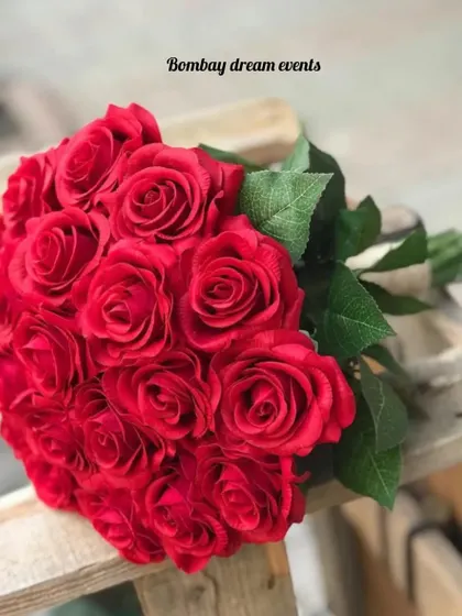 A simple and beautiful bouquet of fresh red roses. I can provide rose bunches in any size, from a single stem to a hundred, to help you express your love.