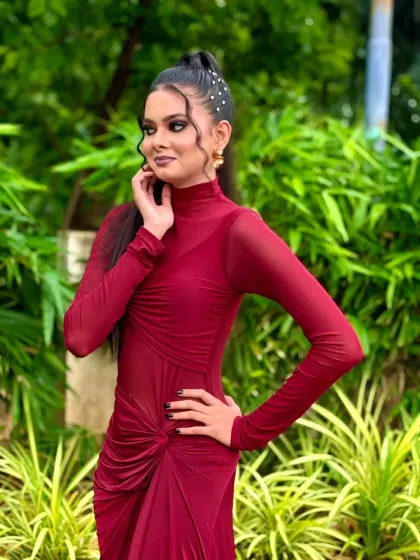 This is a complete Western-style glam look. I created a sleek high ponytail with pearl details and face-framing waves, paired with a dramatic smokey eye.