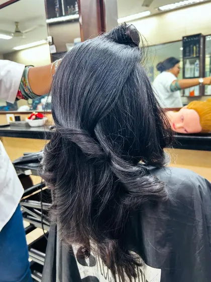 Creating lift at the roots is a key technique for a lasting blow-dry. Here, a student practices this skill under the guidance of our faculty.