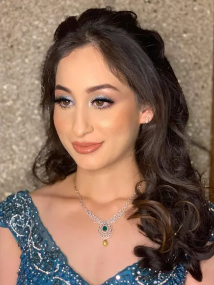This angle shows how the pop of blue liner brightens her eyes and adds a modern twist to the classic glam look.