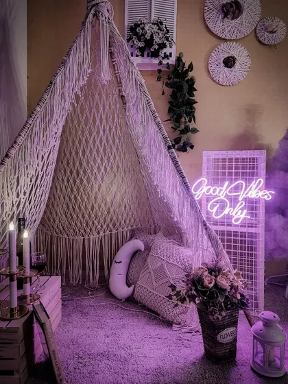 This macrame teepee tent, illuminated by a purple "Good Vibes Only" neon sign, creates a cool and cozy corner. It's a versatile setup, ideal for photoshoots, bachelorette parties, or unique birthday celebrations.