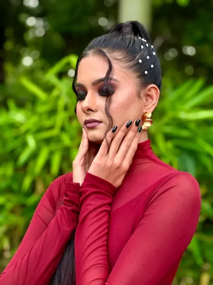 This is a complete Western-style glam look. I created a sleek high ponytail with pearl details and face-framing waves, paired with a dramatic smokey eye.