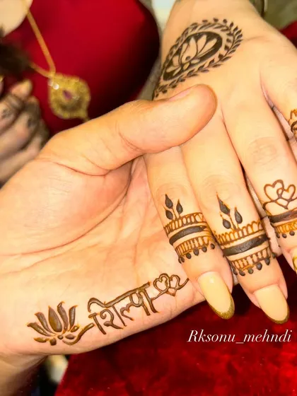 Sometimes, the most powerful statements are the simplest. This minimalist couple's mehndi shows the beauty of shared love, with the groom's name delicately written on the bride's hand and vice versa, surrounded by simple, elegant motifs.