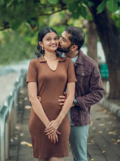 A sweet kiss on the cheek. This adorable moment between Pragati and Swapnil is captured on a pleasant day in the city.