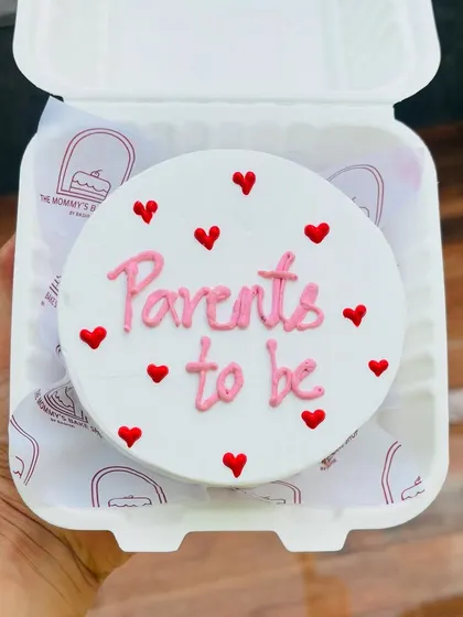 A simple and sweet bento cake to announce "Parents to be". The minimalist design with pink writing and red hearts is a lovely way to share the news.
