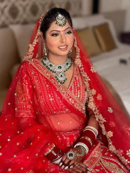 A classic red lehenga bride is forever iconic. I created this timeless look with a focus on luminous skin and defined eyes to make sure my bride, Vaishali, felt like the best version of herself on her big day. That wedding glow is everything! 🤍