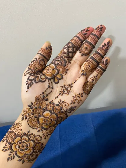 This is a lovely floral sider design, a wonderful choice for bridesmaids, family members, or for a more minimalist look. The pattern gracefully flows along the side of the hand, adorned with delicate roses and leaves.