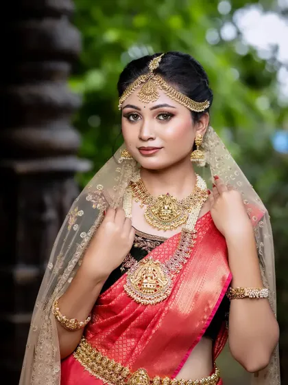 A close-up of the beautiful matha patti and layered temple necklaces. I take pride in offering complete, high-quality sets that make you feel like royalty on your shoot day.