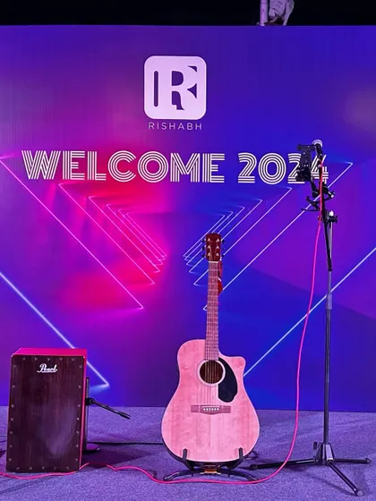 The stage is set for our duo performance. Just a guitar, a cajon, and a microphone are all we need to create a full and engaging sound.