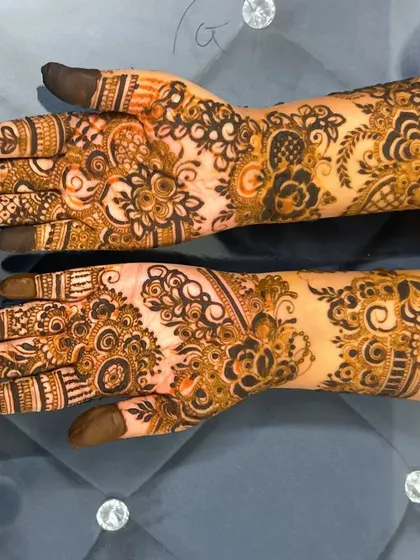 A new floral pattern with a bold and modern feel. The dark, solid flowers create a beautiful contrast with the lighter line work.