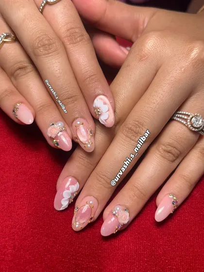 This is pure red-carpet glamour for your fingertips. I combined a soft pink base with 3D roses, hand-painted white flowers, and intricate gold frames with pearl details for a truly luxurious bridal set.