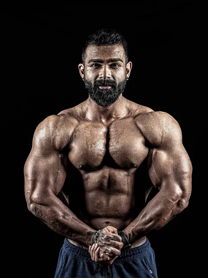 A duplicate of the most muscular pose, showing the importance of being able to replicate your best look on demand.
