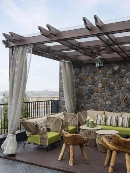 This terrace at our Utopia project features a pergola and comfortable outdoor seating, creating an ideal space for communion and relaxation. The design extends the living area outdoors, fostering a dynamic connection with the surrounding environment.