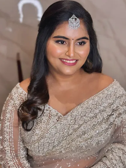 Niveditha looked incredible in this sparkling off-shoulder saree for her reception. We went with a dewy, minimalist makeup look to keep the focus on her and the stunning outfit.