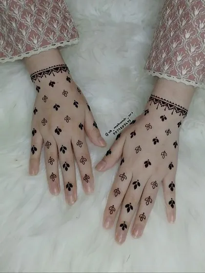 A simple yet elegant design with a repeating leaf motif. This pattern gives the effect of wearing delicate gloves.