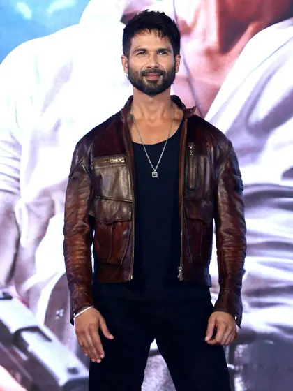 It’s Deva Day! Shahid on stage for the trailer launch, looking every bit the action star in this rugged leather jacket.