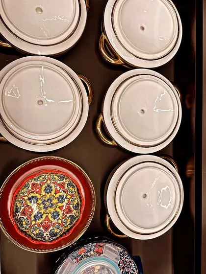 This drawer shows how we store serving bowls with lids. Everything is visible from the top, so you know exactly what you have.