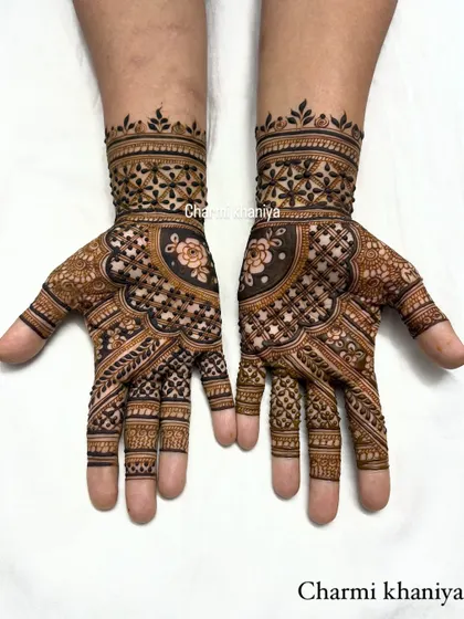 A lovely mehendi design perfect for an engagement party or sangeet. The central floral motif is so pretty.