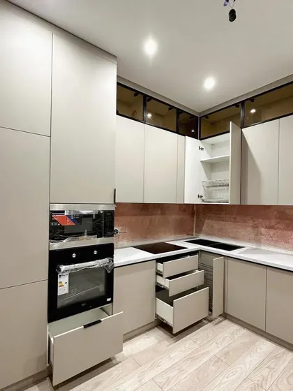 Functionality on display: this image shows the smooth-operating drawers and the convenient lift-up mechanism of the upper cabinet, all powered by premium Blum hardware.