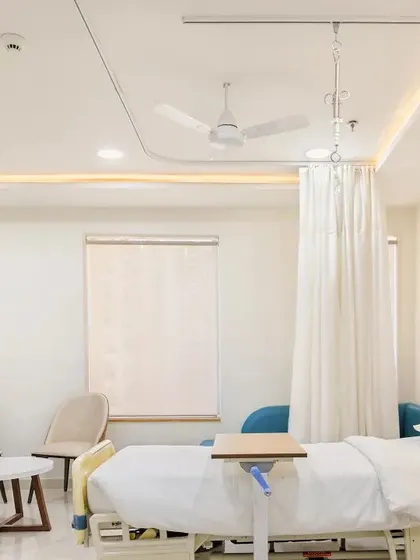 This patient room showcases standardized design elements like the headwall and wall claddings. This strategy helps cut costs and speed up project completion while ensuring a consistent, high-quality environment for care.