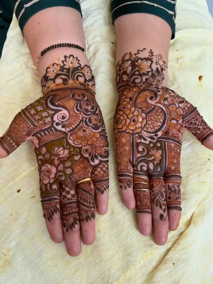A lovely floral and peacock design for the hands. This style is perfect for guests or for smaller functions where a full bridal mehendi is not needed.
