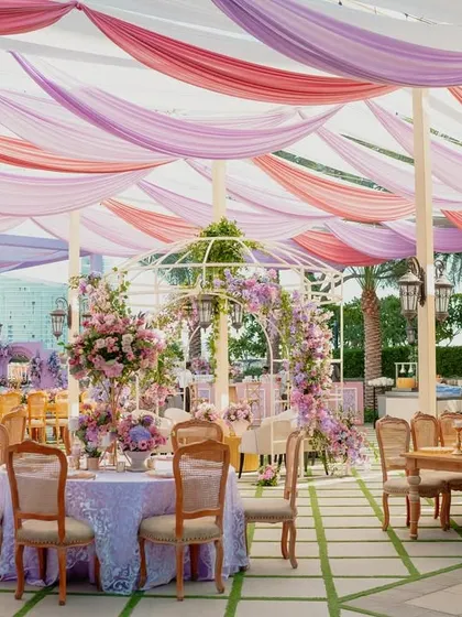 A lunch in the shadows of lilac shades. The seating arrangement for the Bridgerton-themed Mehendi featured elegant tablescapes and a canopy of soft, flowing drapes.