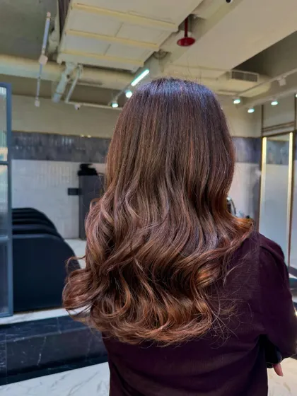The final look of the chocolate hair obsession. The color is rich, dimensional, and has a beautiful, healthy gloss.