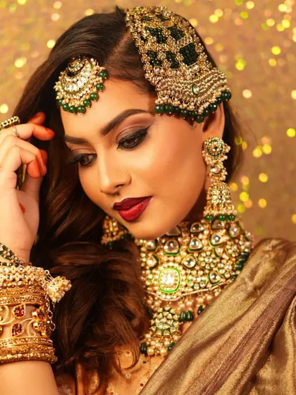 This golden hour bridal look features a stunning combination of green and gold kundan jewellery. Our students learn how to work with different lighting and color palettes to create truly memorable bridal styles.
