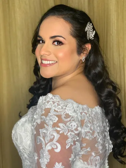 Nimita looking absolutely angelic for her walk down the aisle. This look is a testament to how beautiful and impactful understated makeup can be.