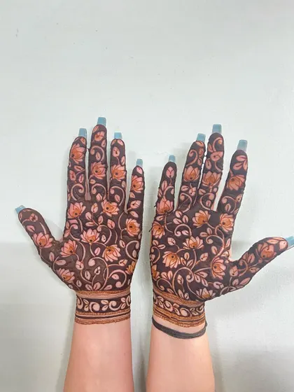 A full-hand floral jaal design, a popular choice for festivals.