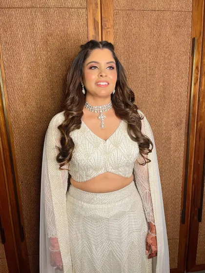 Simran's reception look was ethereal and angelic. The makeup is soft, romantic, and glowing.