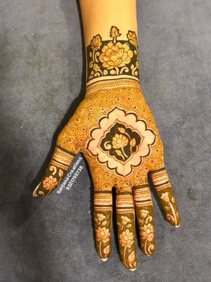 For the modern vibe, this engagement mehndi uses bold floral cutwork and negative space. It’s a statement piece that is both traditional and super aesthetic.
