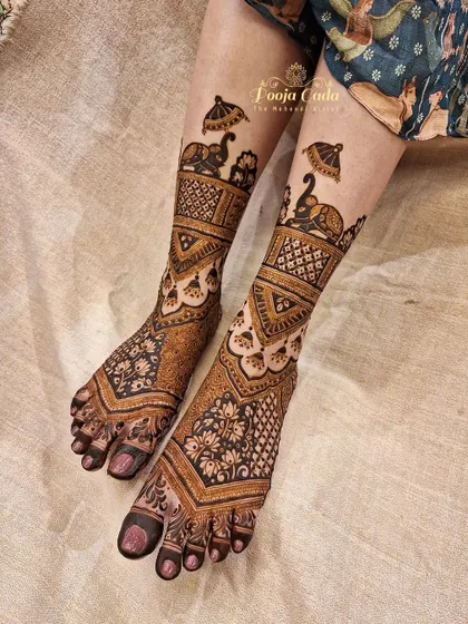 A beautiful bridal feet design by the team, featuring elegant elephants under an umbrella, perfectly complementing the heavy bridal hand designs.
