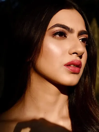 Another beautiful close-up of this look. The focus is on the luminous skin and the perfectly applied lip color, showcasing a fresh and youthful glam.