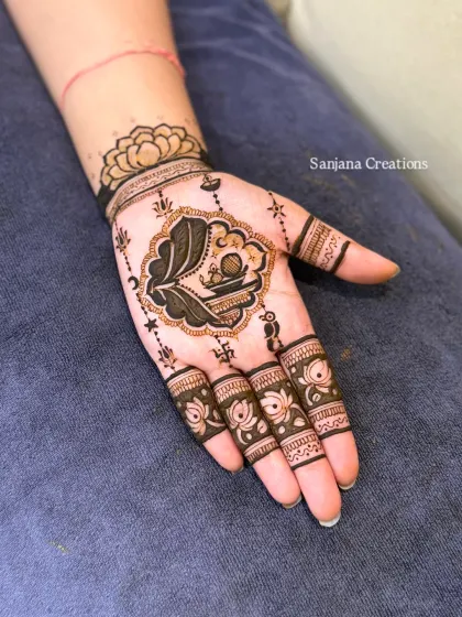 A close-up of the symbolic Karwachauth design.